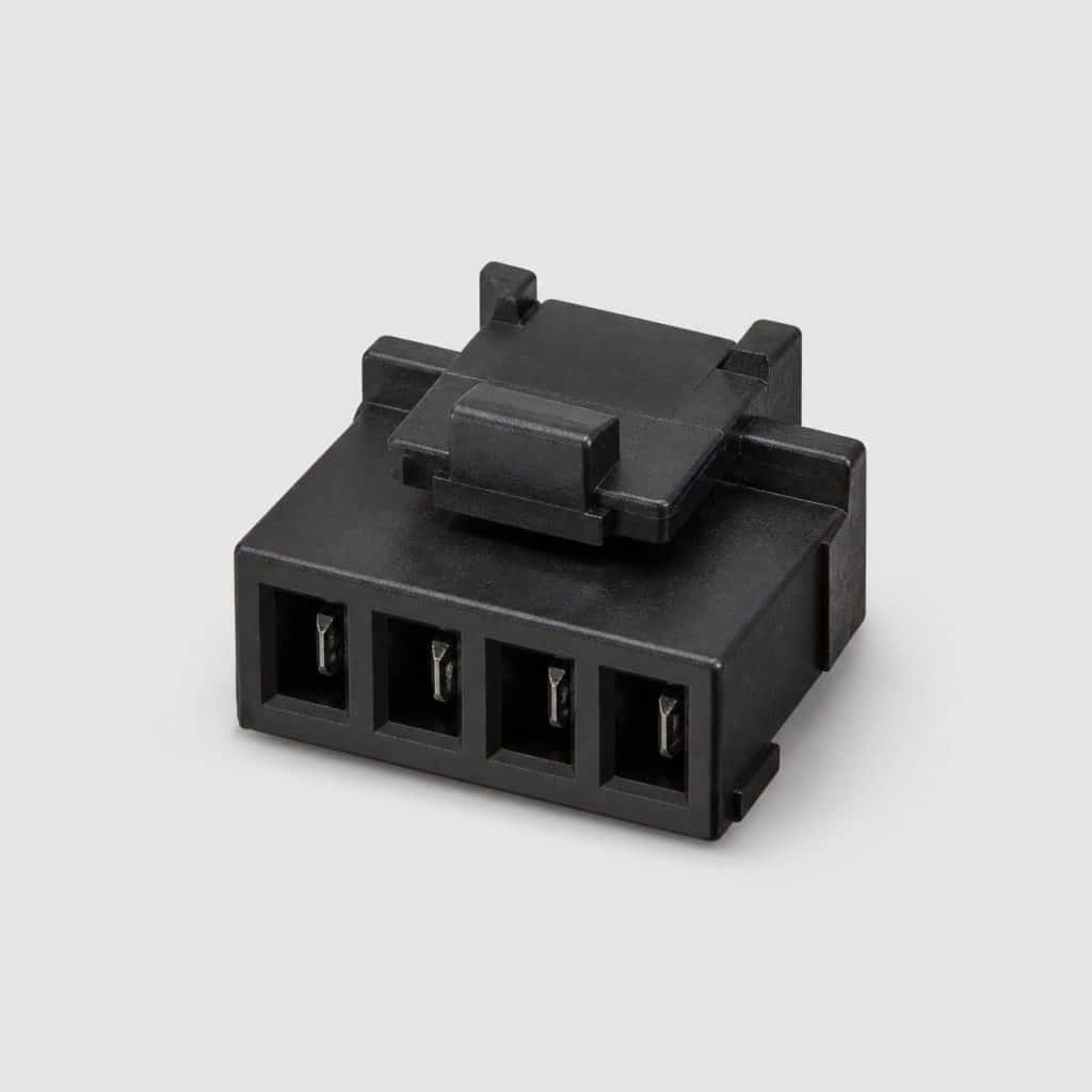 Petit connecteur électronique compact à quatre broches sur fond clair