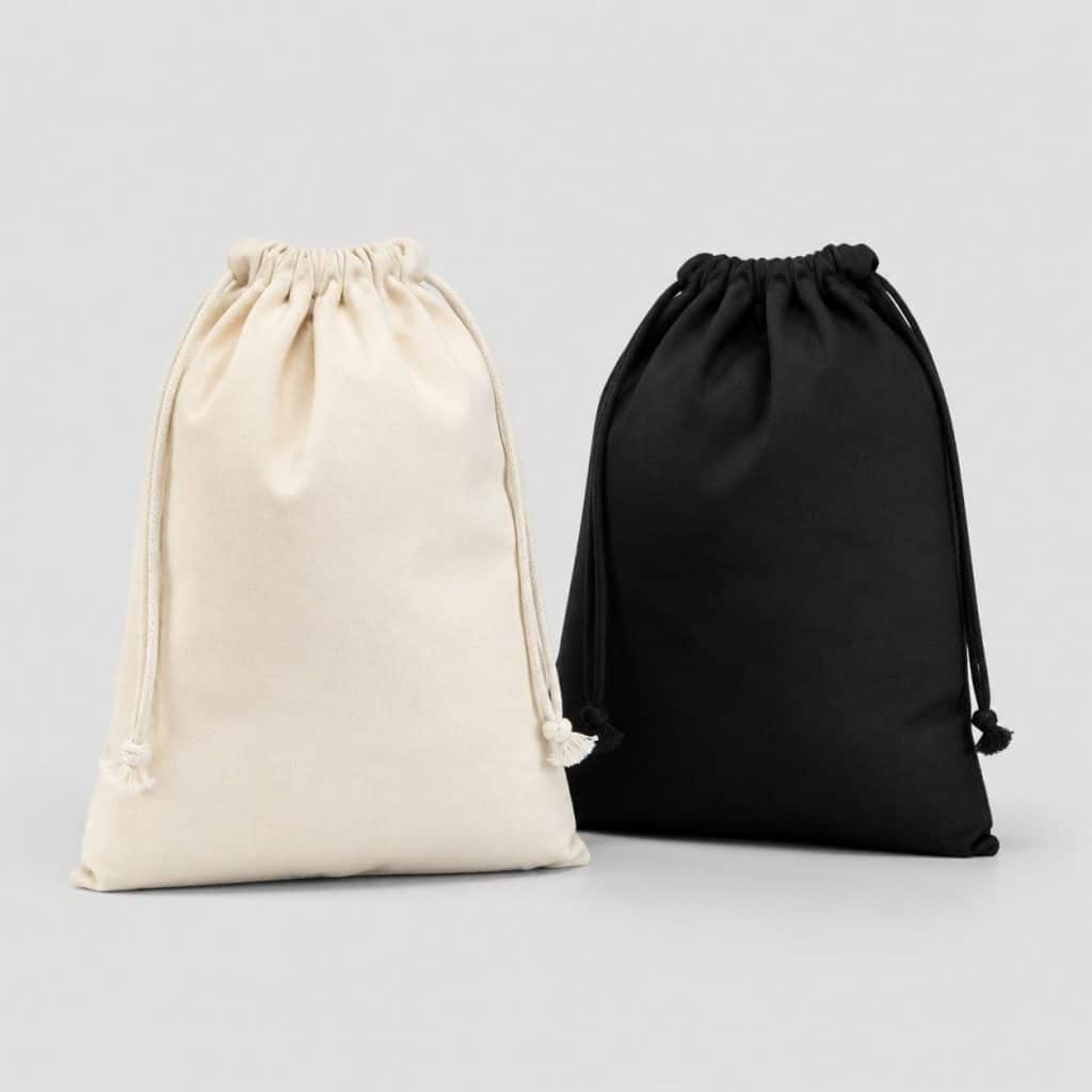 Lot de deux sacs en toile à cordon de taille moyenne sur fond clair