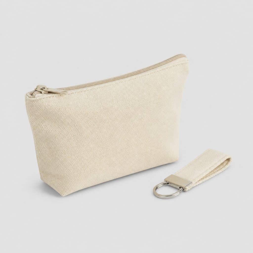 Trousse en toile et porte-clés assorti posés sur fond clair