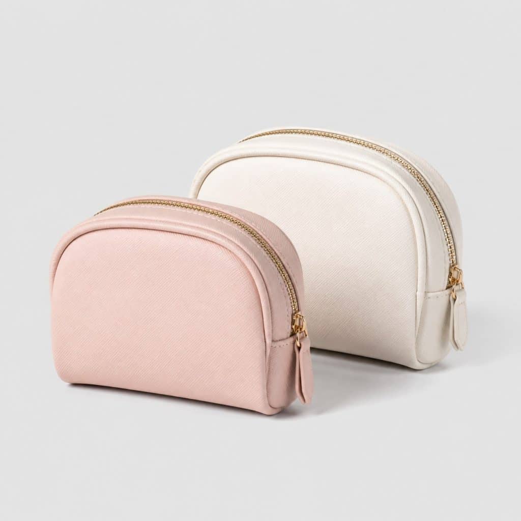 Lot de deux petites pochettes de maquillage compactes sur fond clair