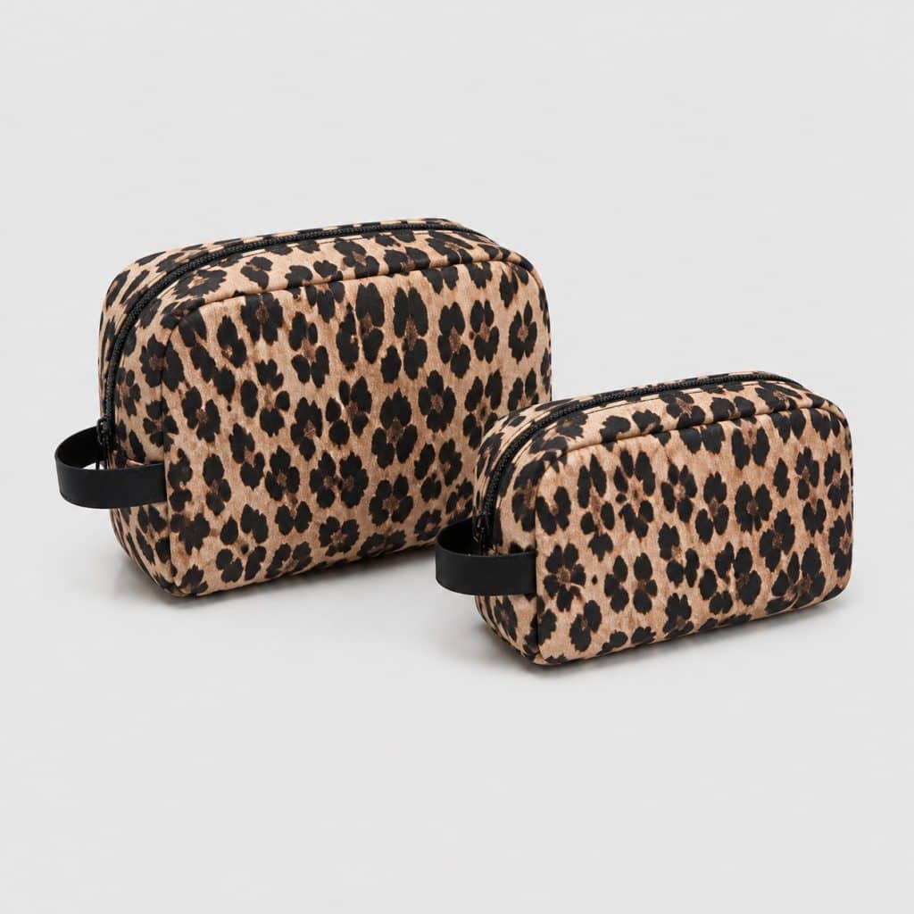 Lot de deux trousses de toilette à motif léopard sur fond clair
