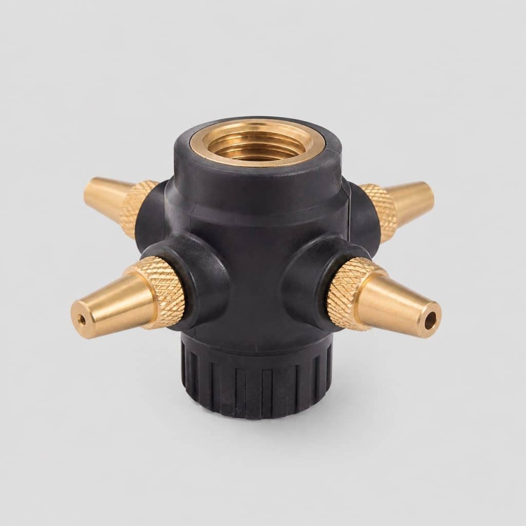 Adaptateur de valve avec quatre buses sur fond clair