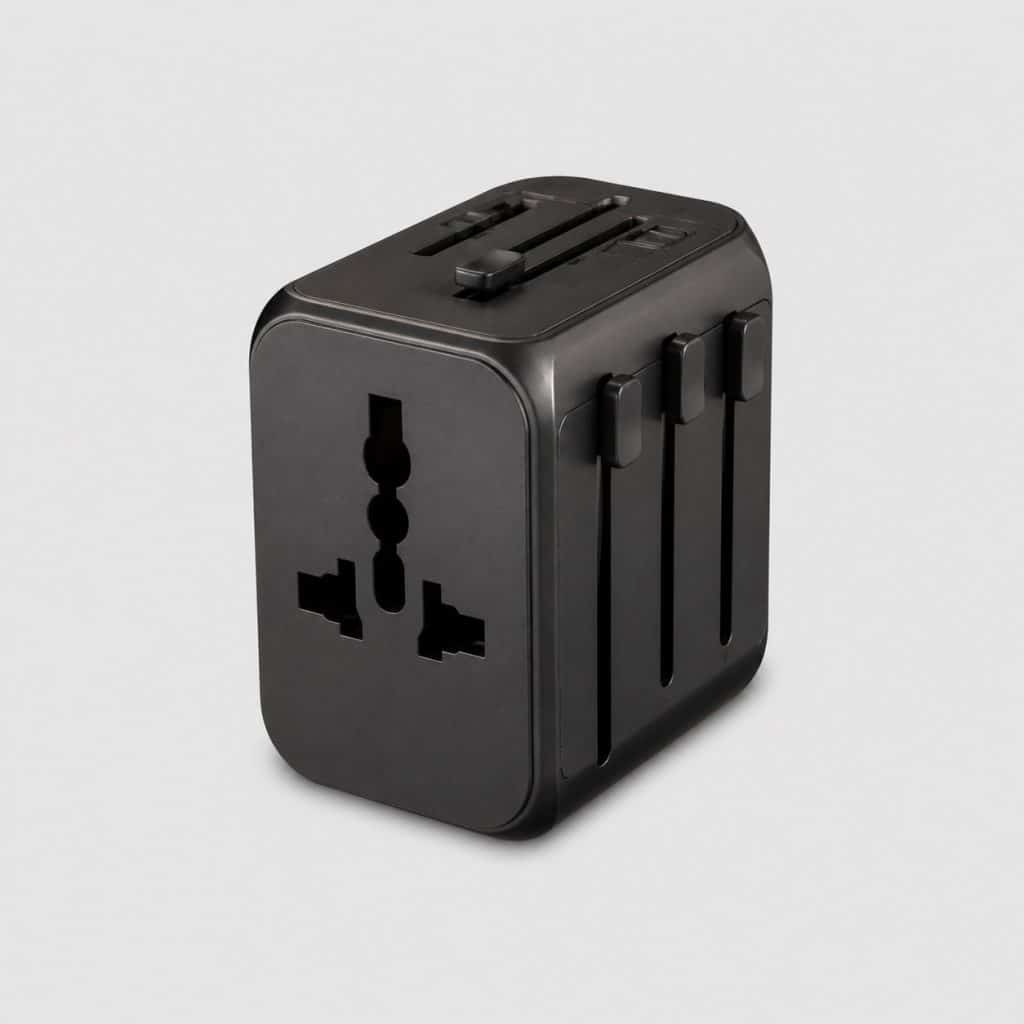 Adaptateur universel pour pompe de camping sur fond clair