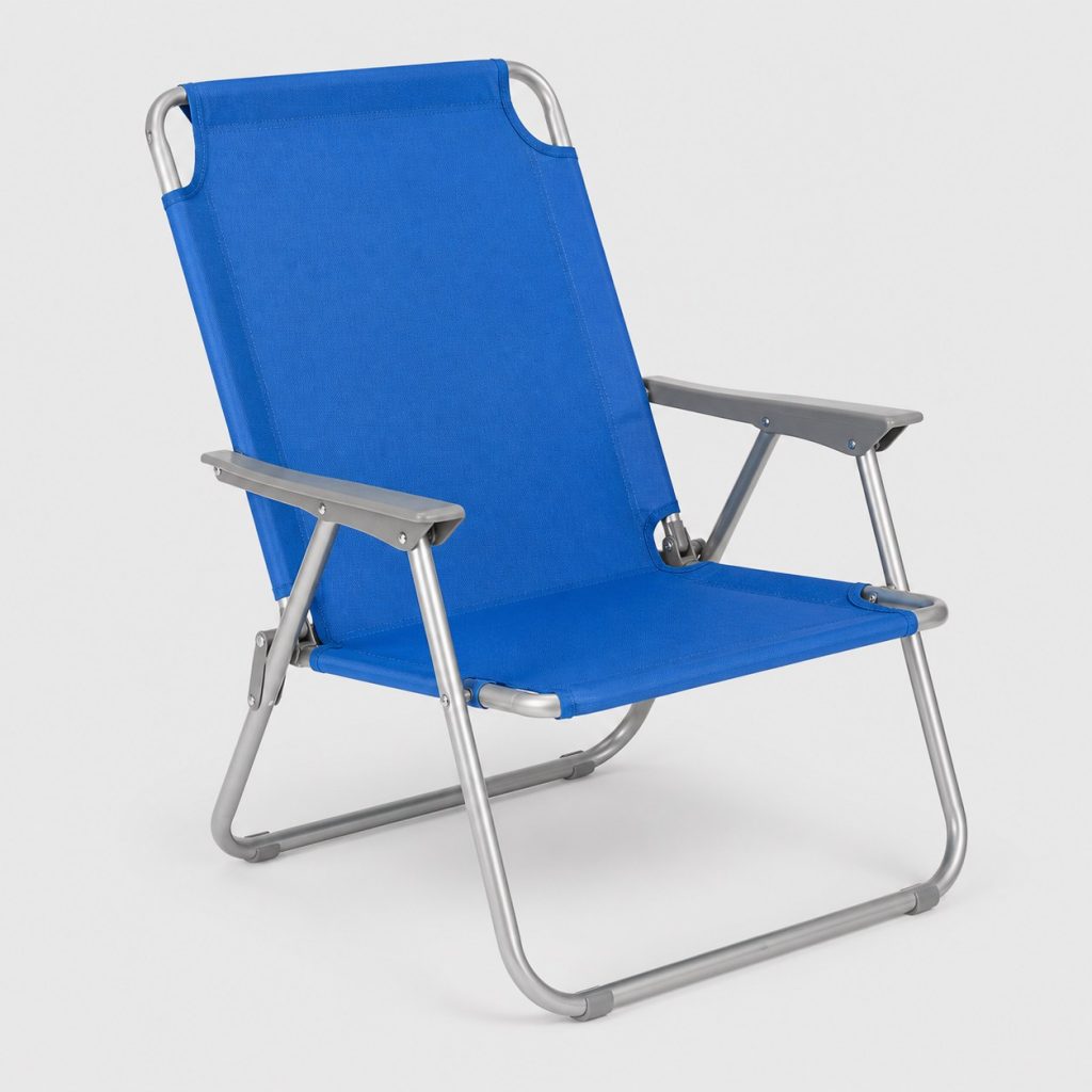 Fauteuil de plage pliant bleu sur fond clair