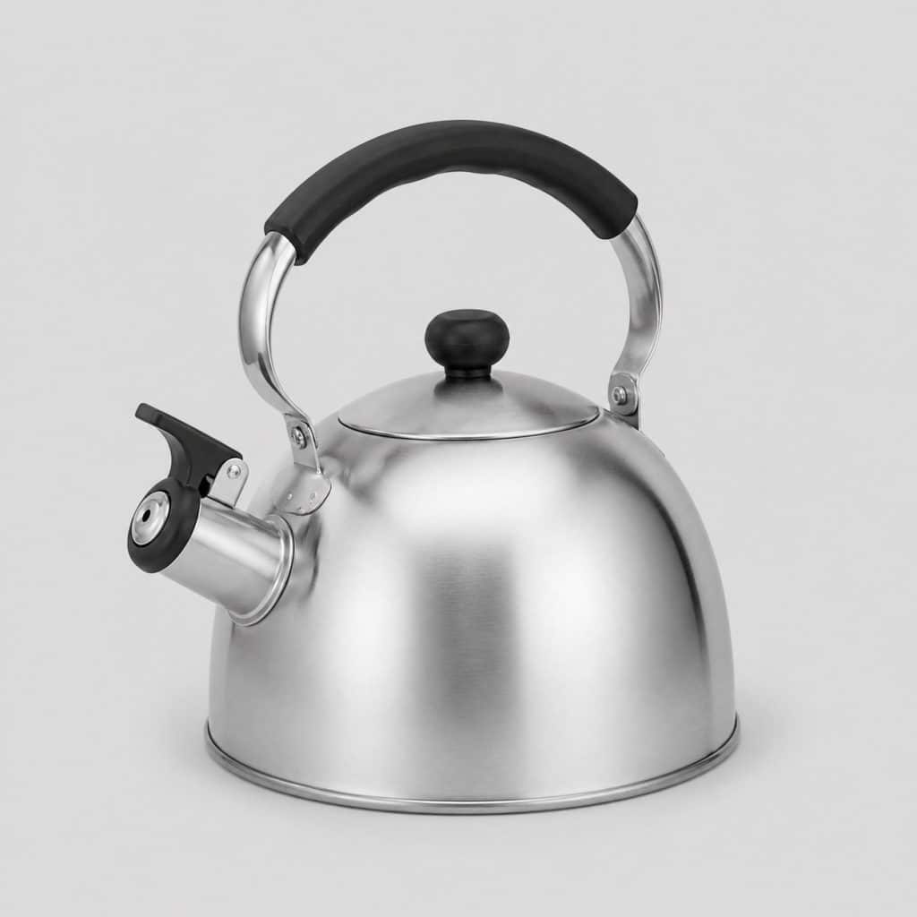 Bouilloire en acier inoxydable avec sifflet sur fond clair