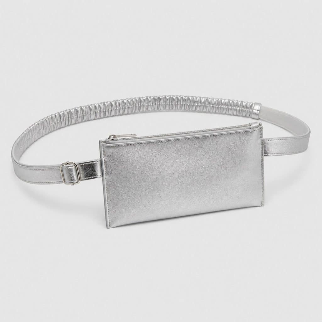Ceinture d'argent fine et élastique sur fond clair