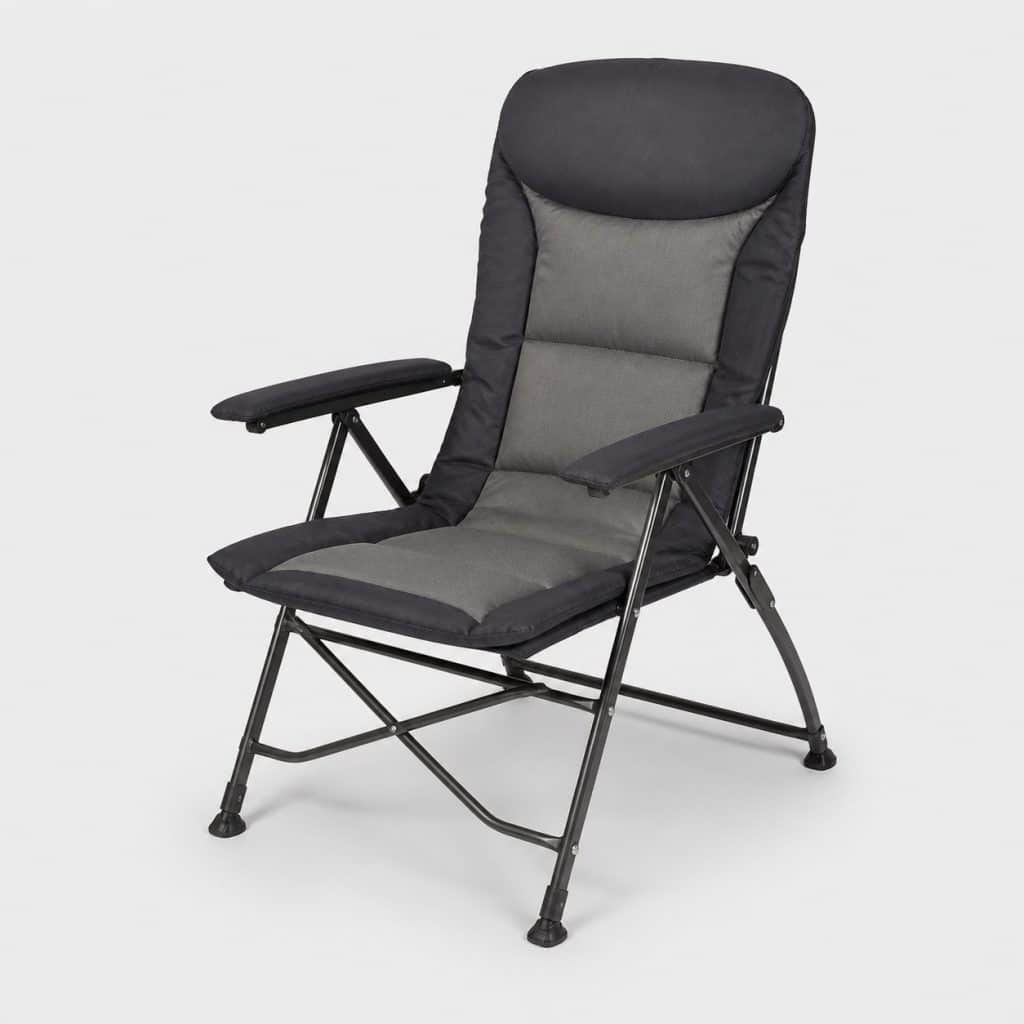 Chaise de camping pliable à assise rembourrée sur fond clair