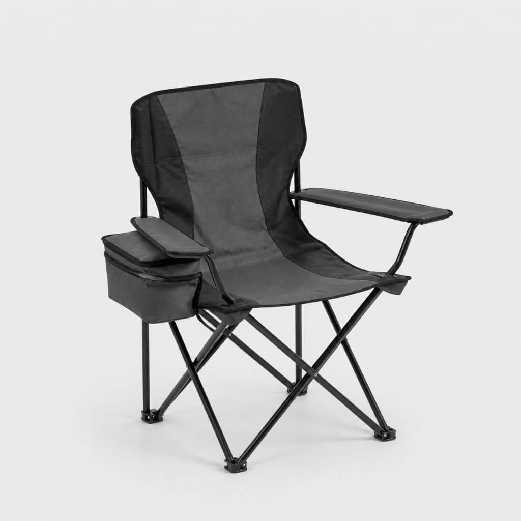 Chaise de camping pliante avec poche thermique sur l'accoudoir, fond clair