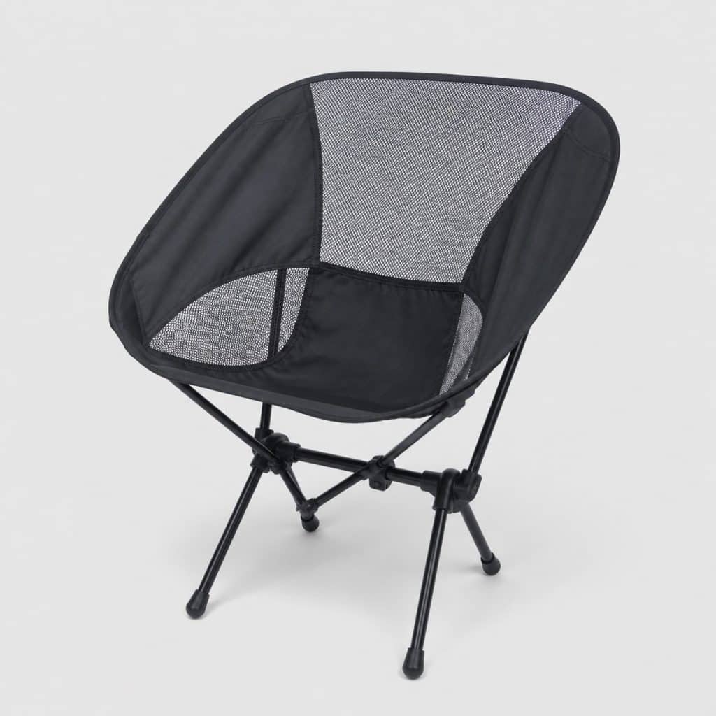 Chaise de camping pliante ultralégère à l'armature fine sur fond clair