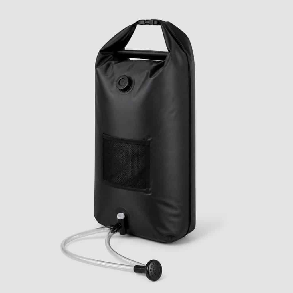 Douche solaire noire pliable de 20 litres sur fond clair