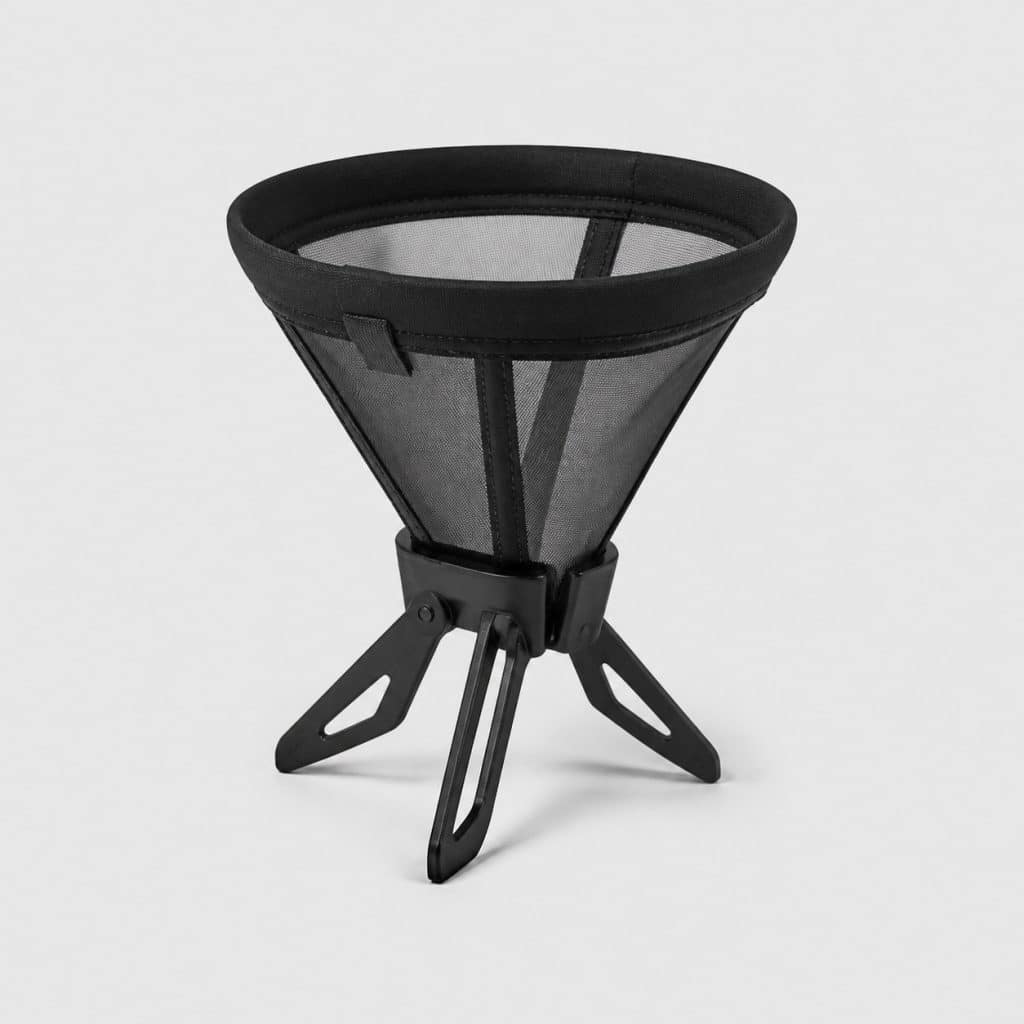 Filtre à café pliable en nylon sur fond clair