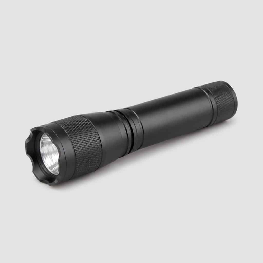 Torche LED puissante avec tête zoomable sur fond clair