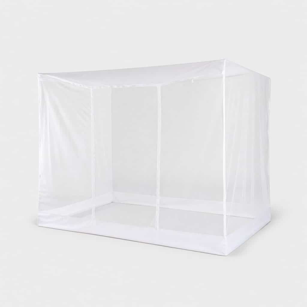 Grande moustiquaire de voyage en forme de box XL sur fond clair