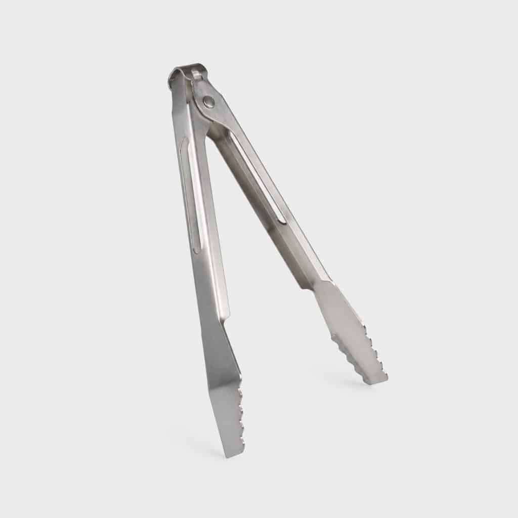 Pince à feu pliable en acier inoxydable sur fond clair