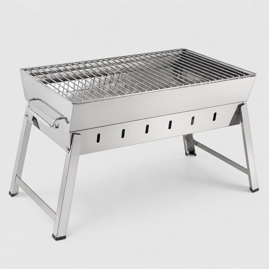 Barbecue portable en acier inoxydable déplié sur fond clair