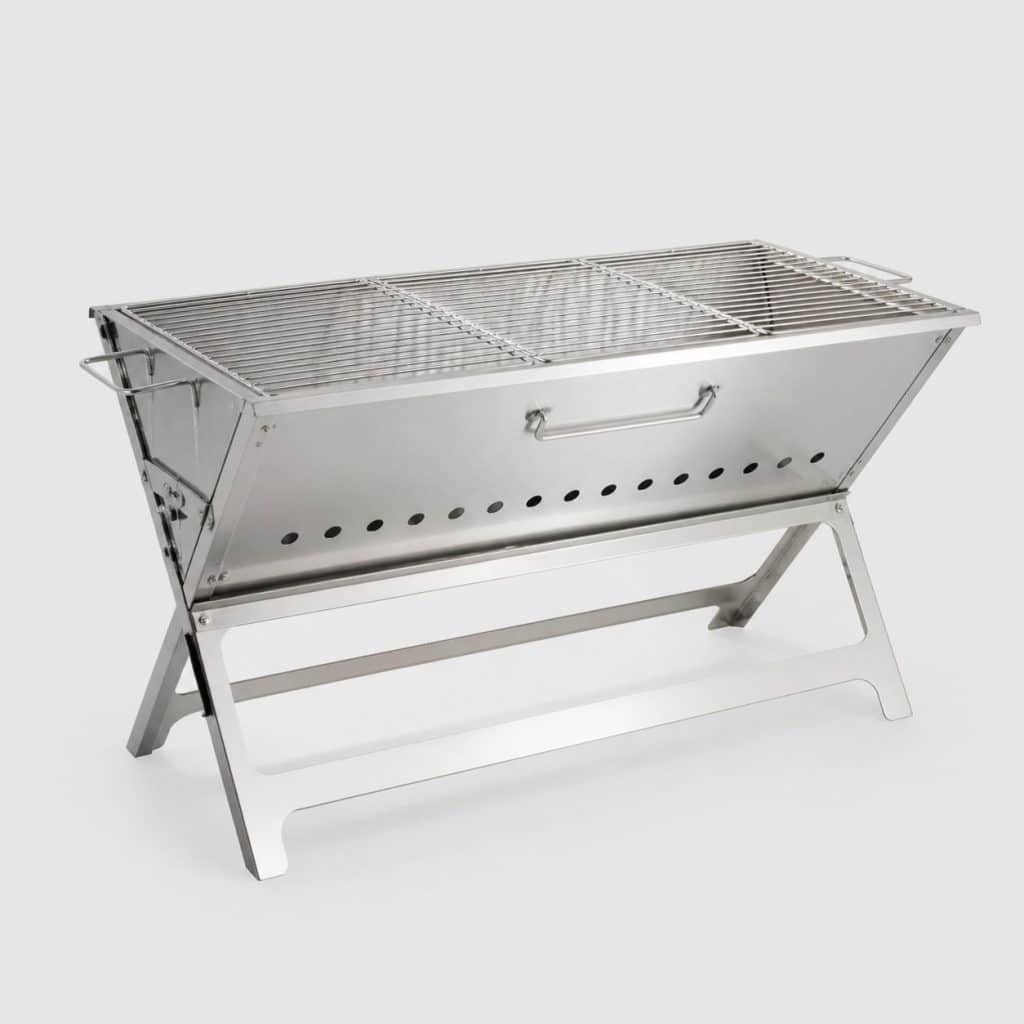 Barbecue portable XL en acier inoxydable déplié sur fond clair