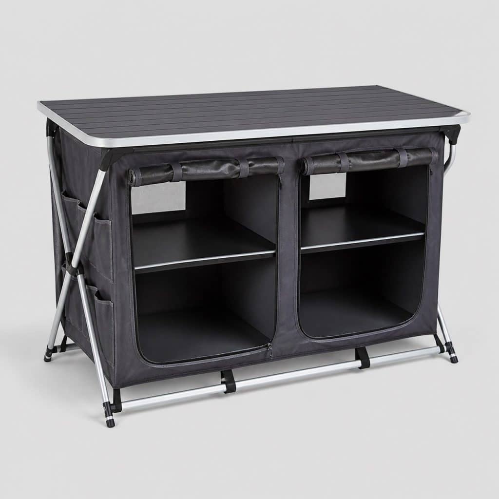 Armoire de camping basse et large sur fond clair