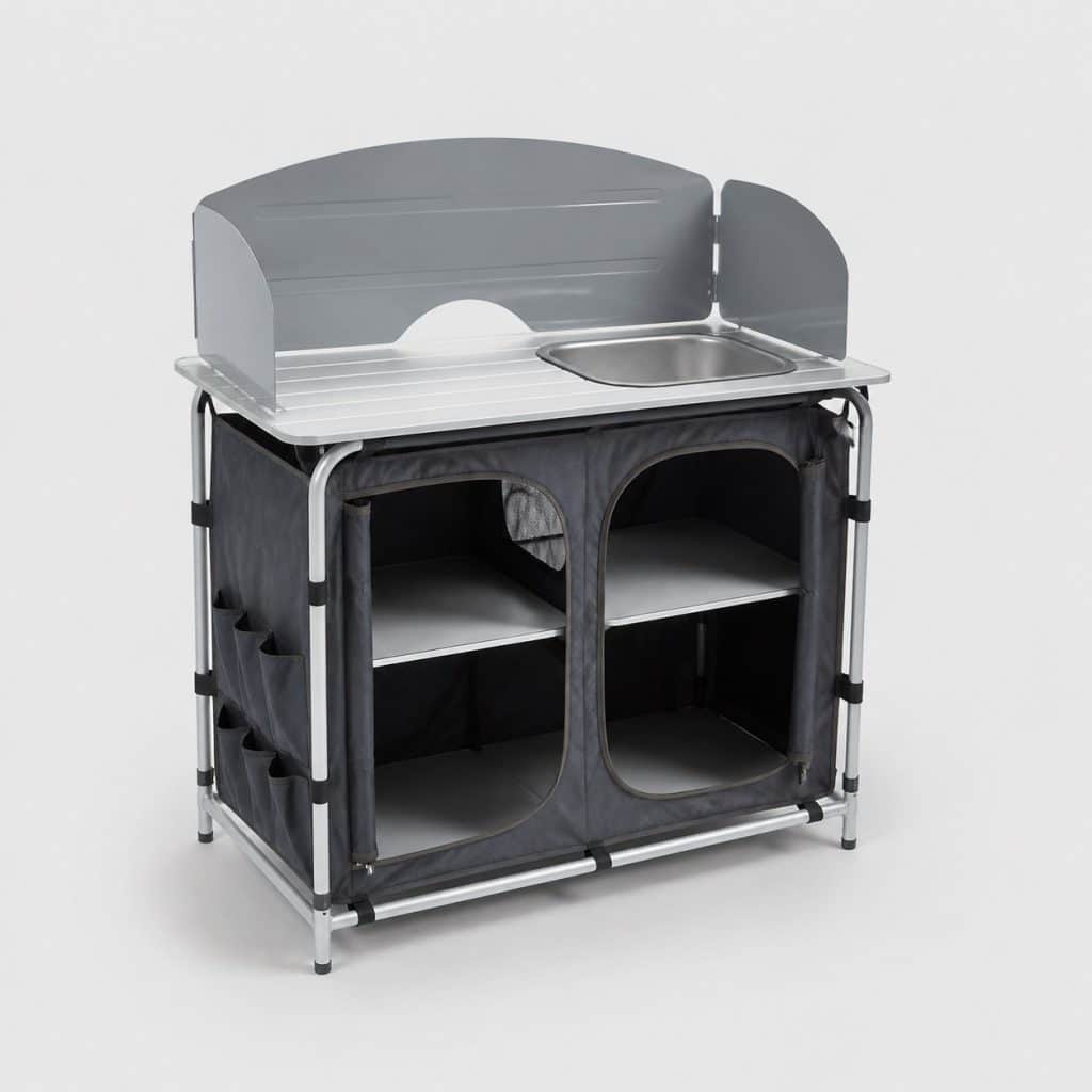 Meuble de cuisine de camping complet sur fond clair