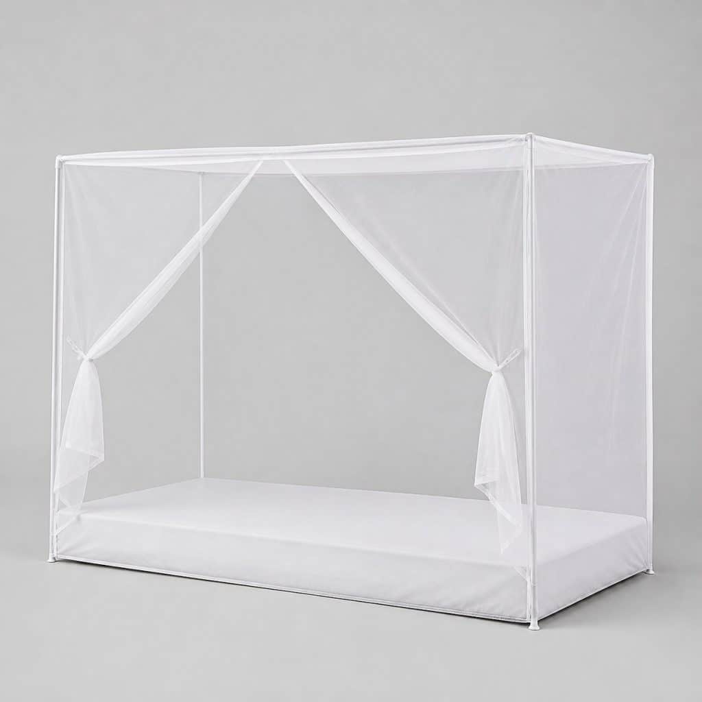 Tente moustiquaire blanche rectangulaire sur fond clair
