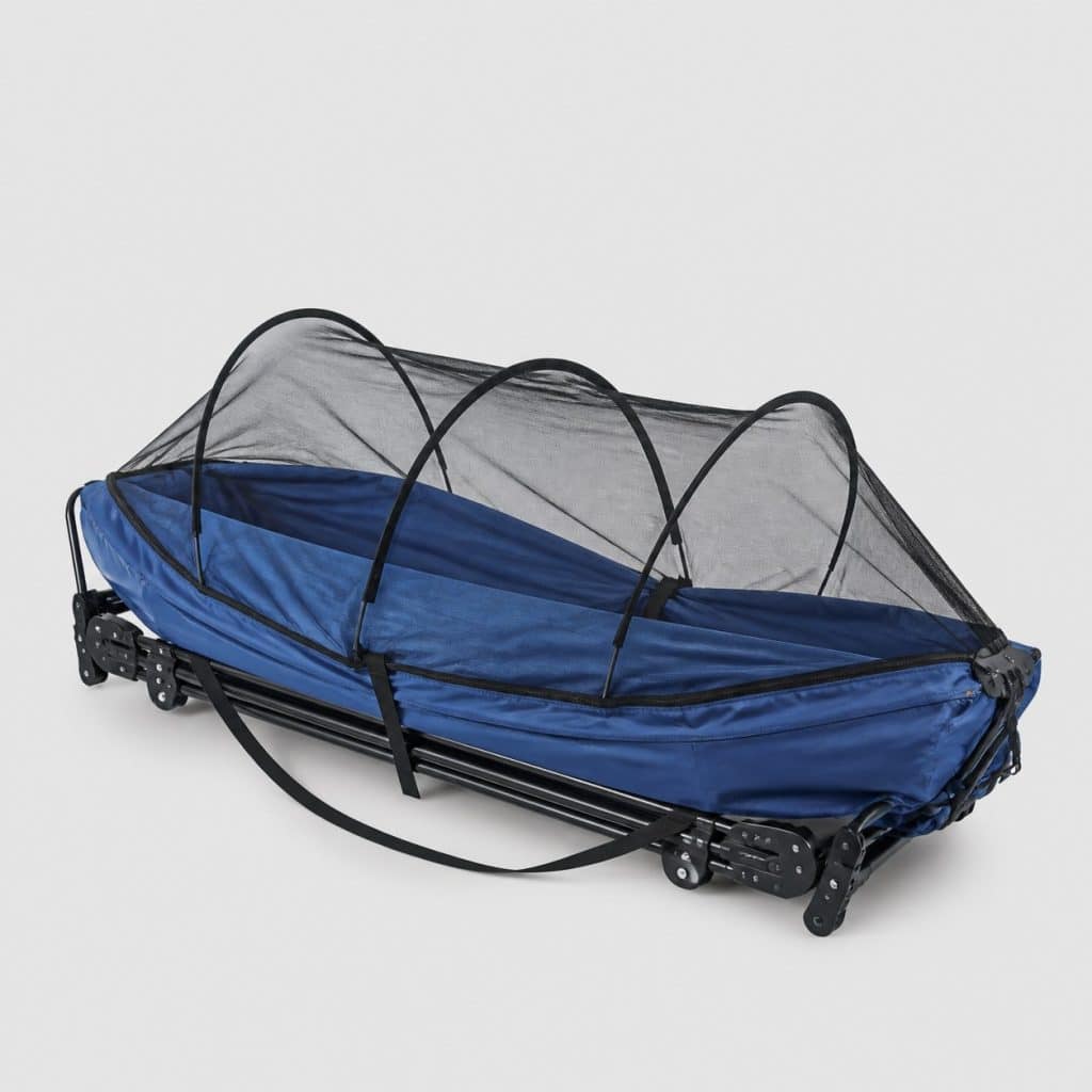 Hamac bleu replié avec armature de moustiquaire pop-up sur fond clair