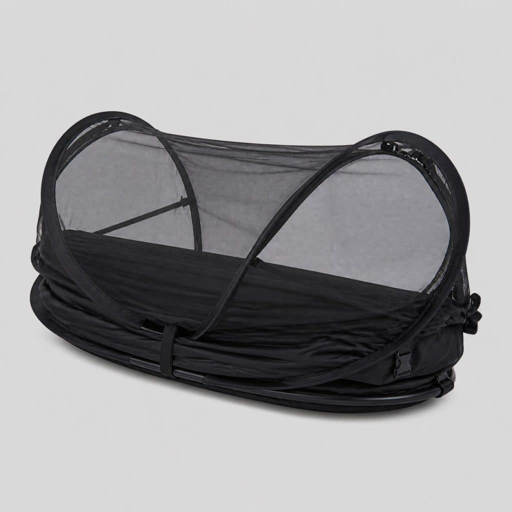 Hamac noir replié avec armature de moustiquaire pop-up sur fond clair