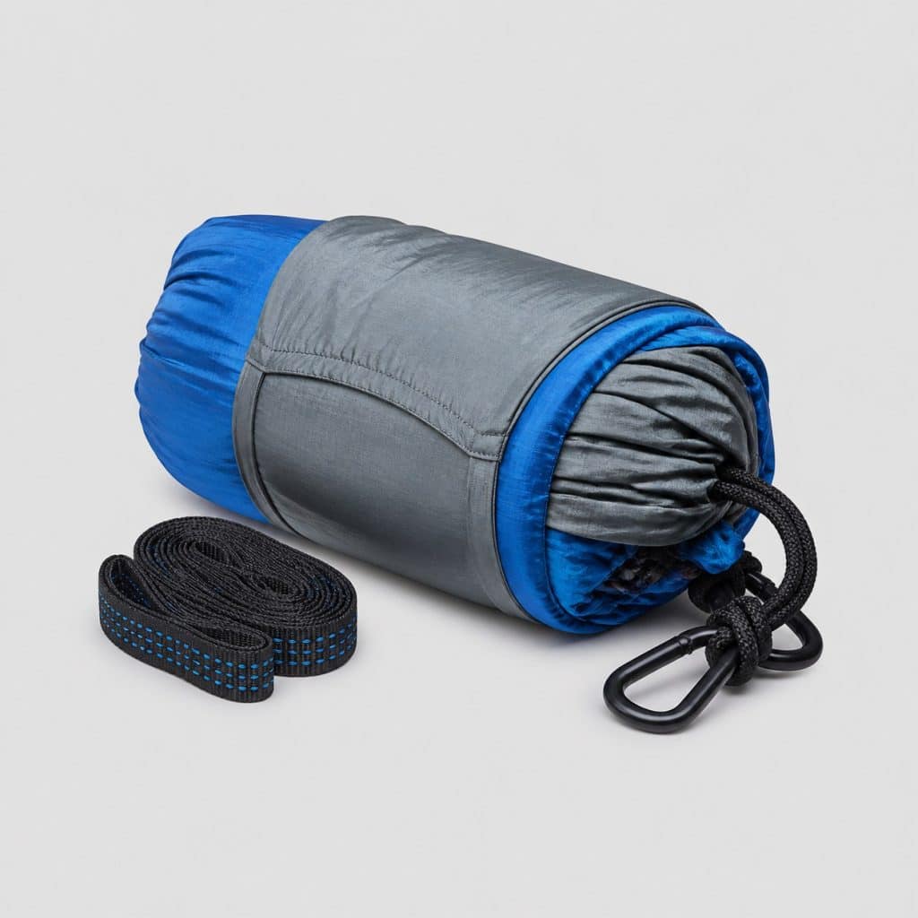 Hamac XL bicolore bleu et gris plié avec ses sangles