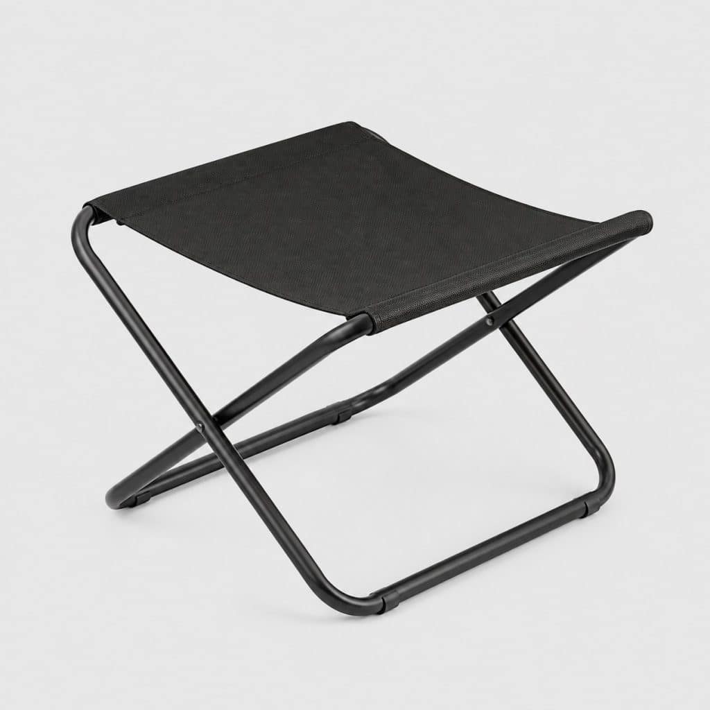 Repose-jambes pliant en acier sur fond clair