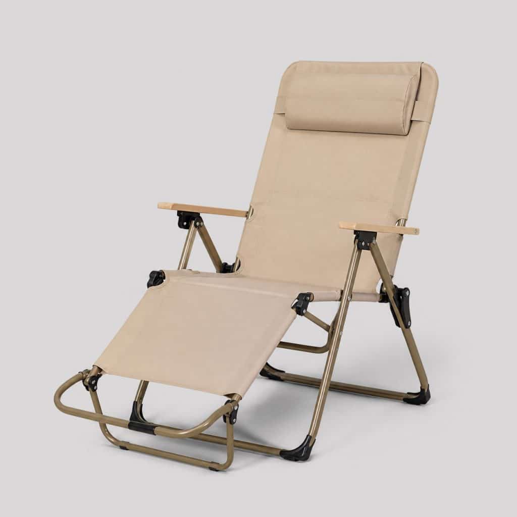 Chaise pliante de camping beige avec repose-pieds sur fond clair