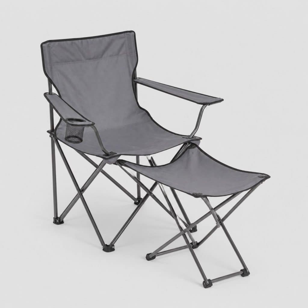 Chaise pliante de camping grise avec repose-pieds sur fond clair